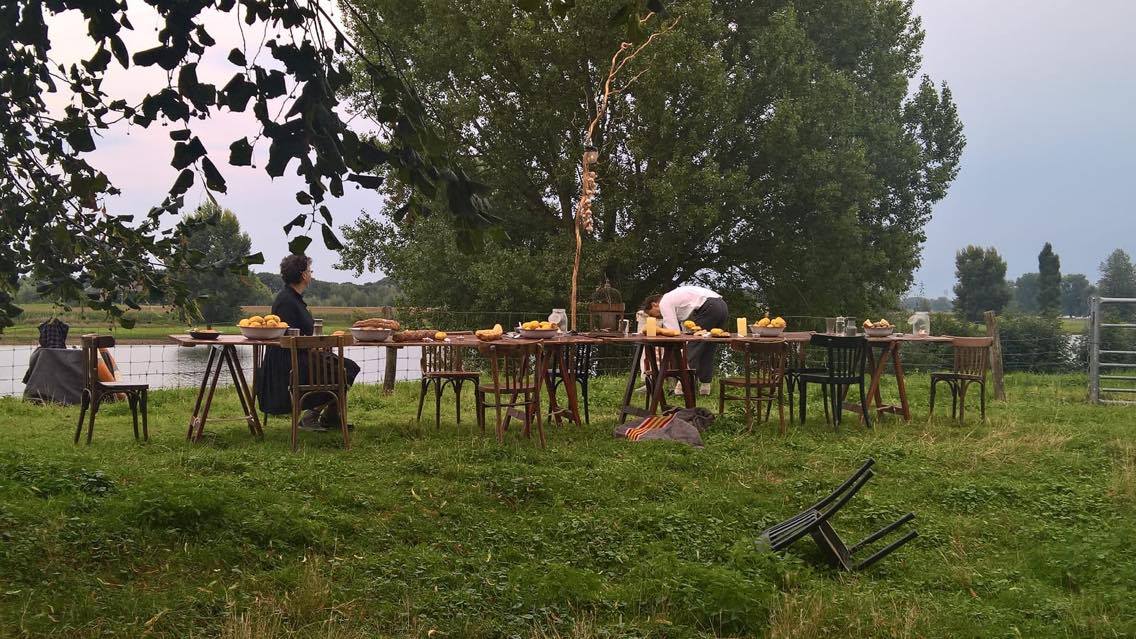 Theaterevenement Oeverloos ging vanavond in première op dijk in Oijen voor VIPs, sponsors en vrienden van spelers  bit.ly/2gpMljT