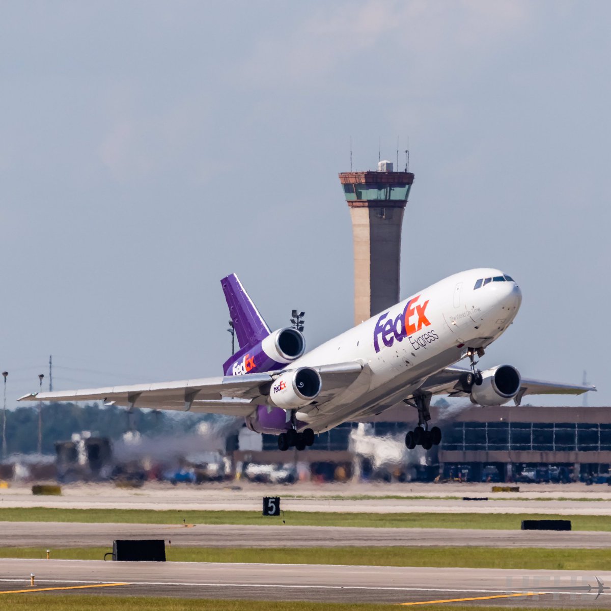 UnitedFlyerHD's tweet photo. FedEx MD-10F N390FE departing Houston IAH 15L 
#avgeek #dc10 #md10f #mcdonnelldouglas #FedExFriday #freighterFriday https://t.co/OBRoJHhgoI