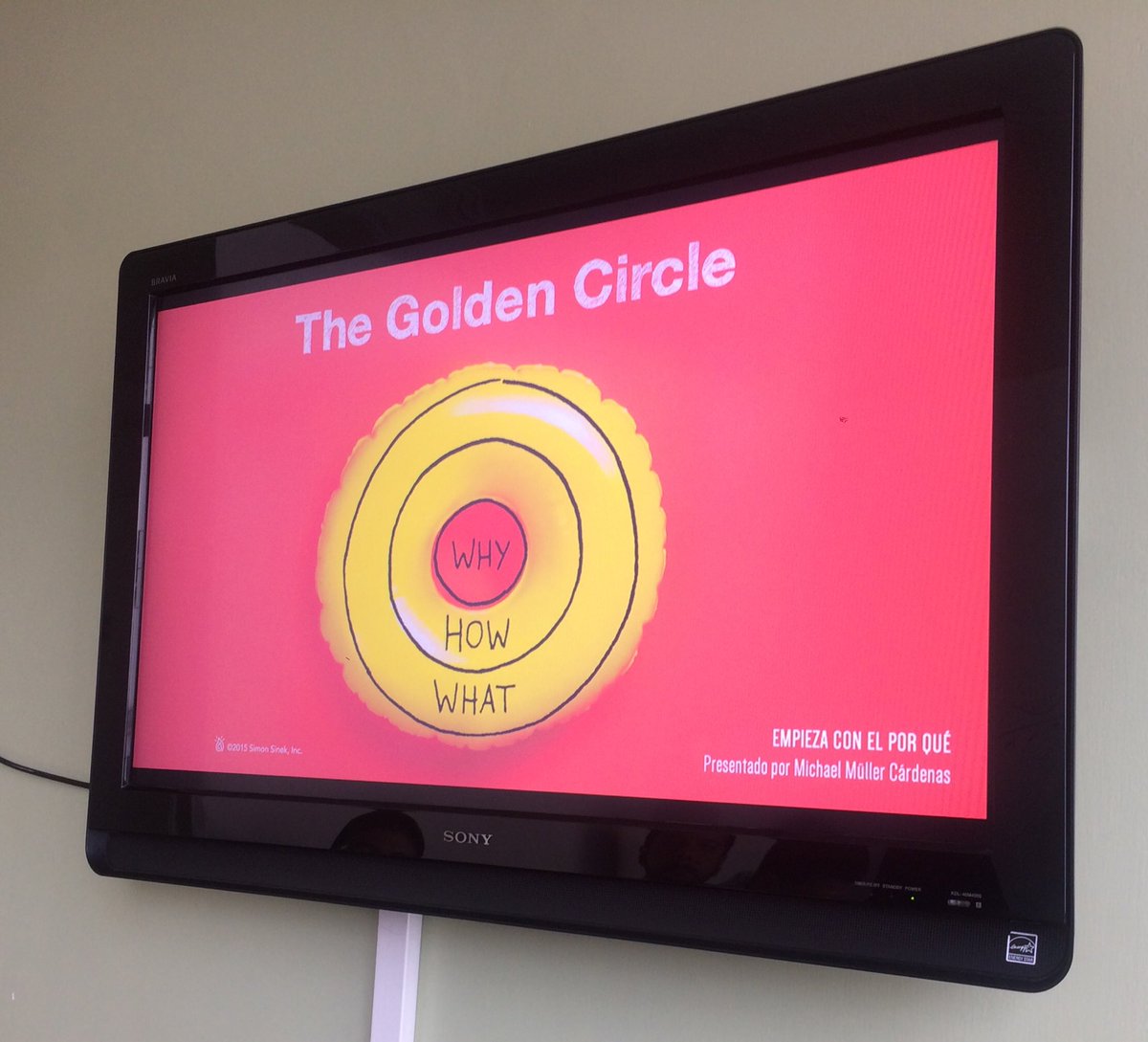 irwinfranco's tweet photo. En #CafeIT en @imagetech_ec presentando @mullercardenas sobre el "por qué" de @simonsinek https://t.co/jgylE0sHgT