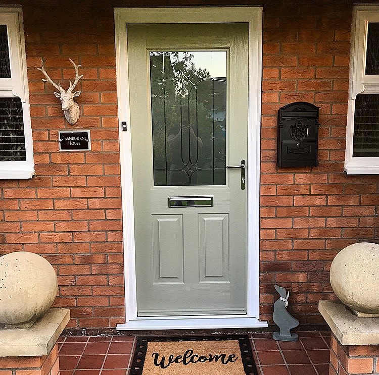 benpostma's tweet image. Day 2 in the new house and I couldn't be happier with our entrance along with our newly sprayed door 🚪🙌🏻 #frenchgrey @radiochelsea