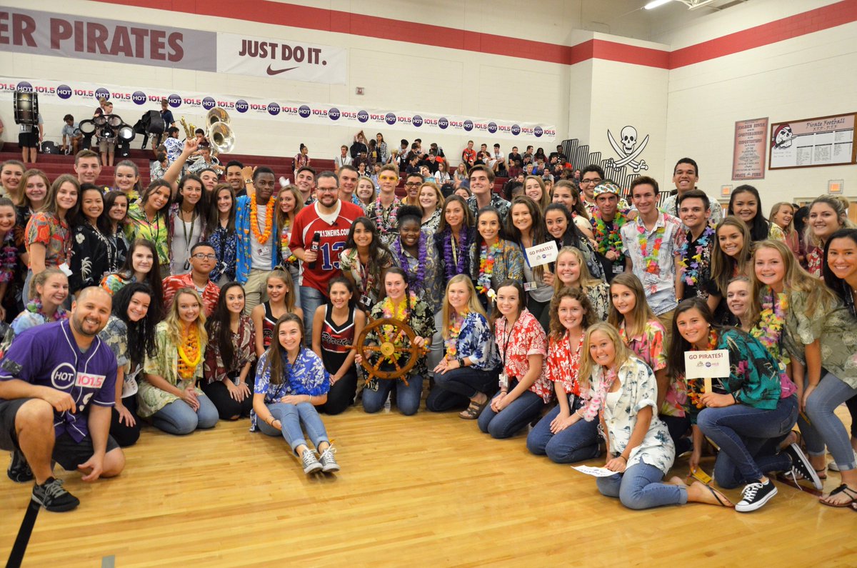 Manateeschools's tweet photo. It’s a Good Day for School Spirit at Braden River High School #WeManatee @piratenationhs @piratenationsga https://t.co/udAEHlbRrv https://t.co/tCr4BCg2t5