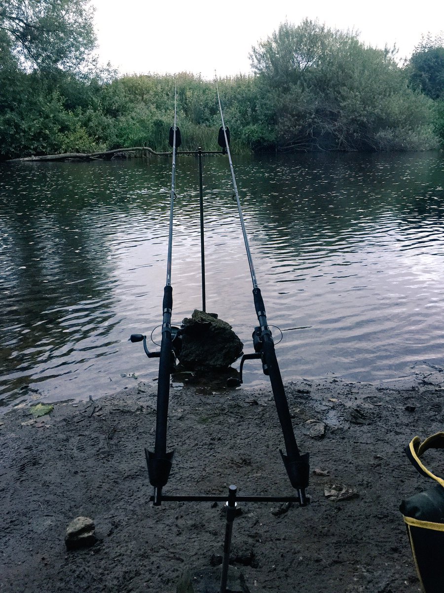 LeeStones1919's tweet photo. Love a rockery to hold up the bank sticks. #fishing #barbelhunting. Moved swims now. Wasn't confident at the last https://t.co/3Z5wnaNeVO