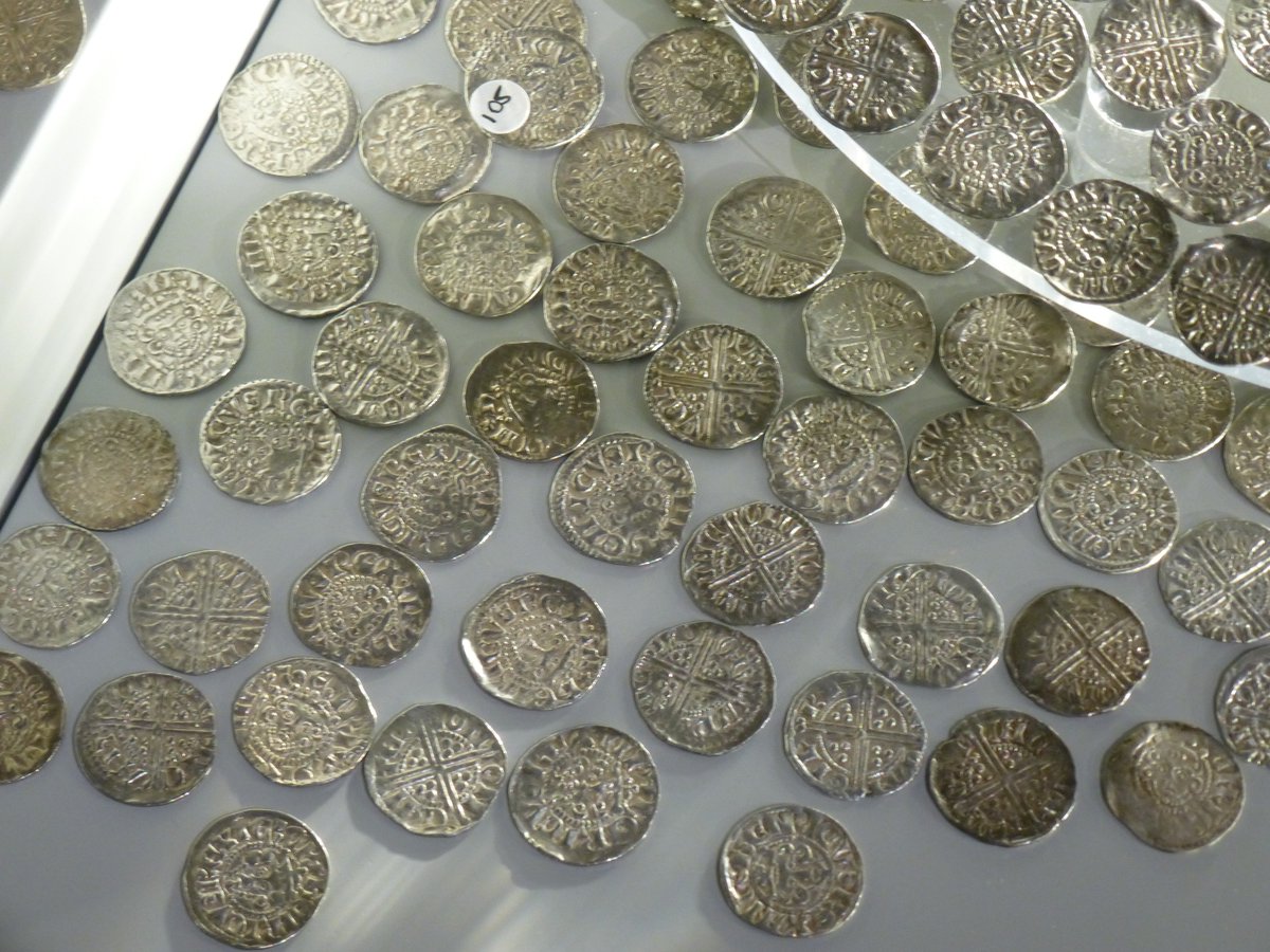 A140_Artefacts's tweet image. An inspirational display from Colchester Museum today! Imagine the signal that would give! #metaldetecting