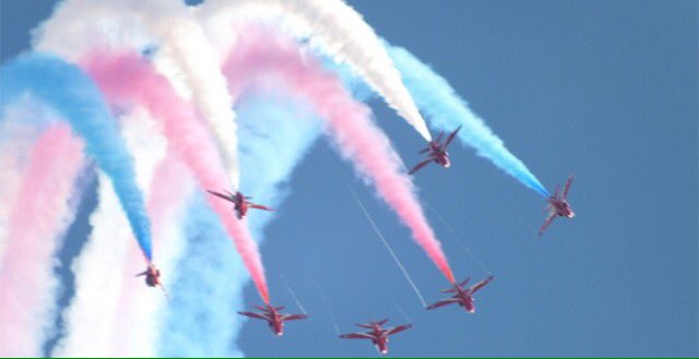 mattssandwich's tweet photo. İt is the best time of the year enjoy the #airfest !We love redarrows :) #bournemouthairfestival #bournemouthairshow #RedArrows #bournemouth https://t.co/8ucxInHfAe