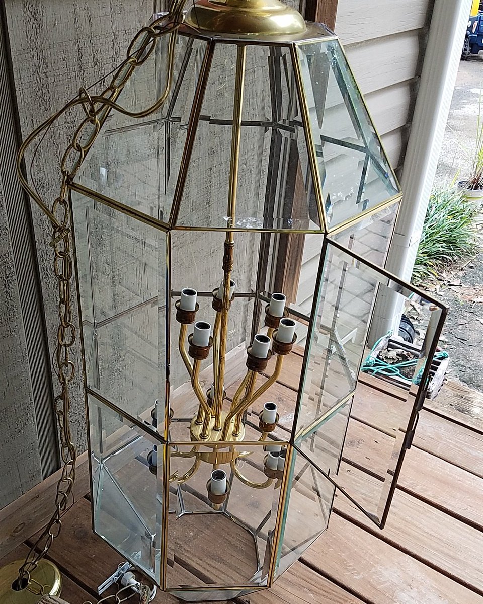 kymfitz's tweet photo. Having a what would @joannagaines do moment. A free find today and I am SO excited! @hgtv @chippergaines #fixerupper #chandelier #freefind https://t.co/VE2N2mmMCW
