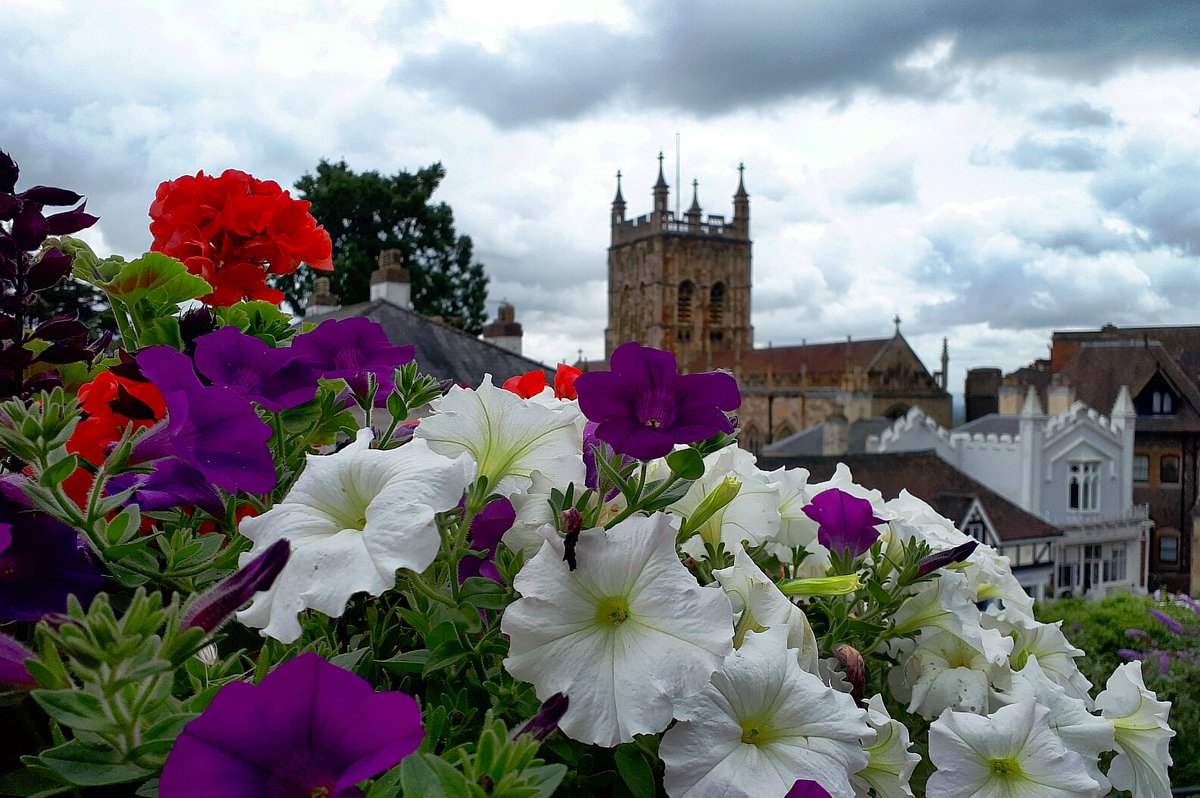 MalvernCops's tweet photo. 102 businesses visited in Great Malvern town centre today. Crime surveys and local issues discussed. 📝#RetailEngagement 2230 https://t.co/axq2IXaSt4