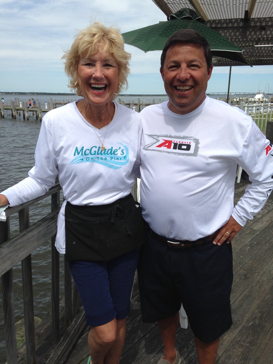 A10MBB's tweet photo. Check out Joey Brackets at McGlade’s on the Pier! Nice shirt @ESPNLunardi #A10MBB #A10Commish https://t.co/50ncraozFu