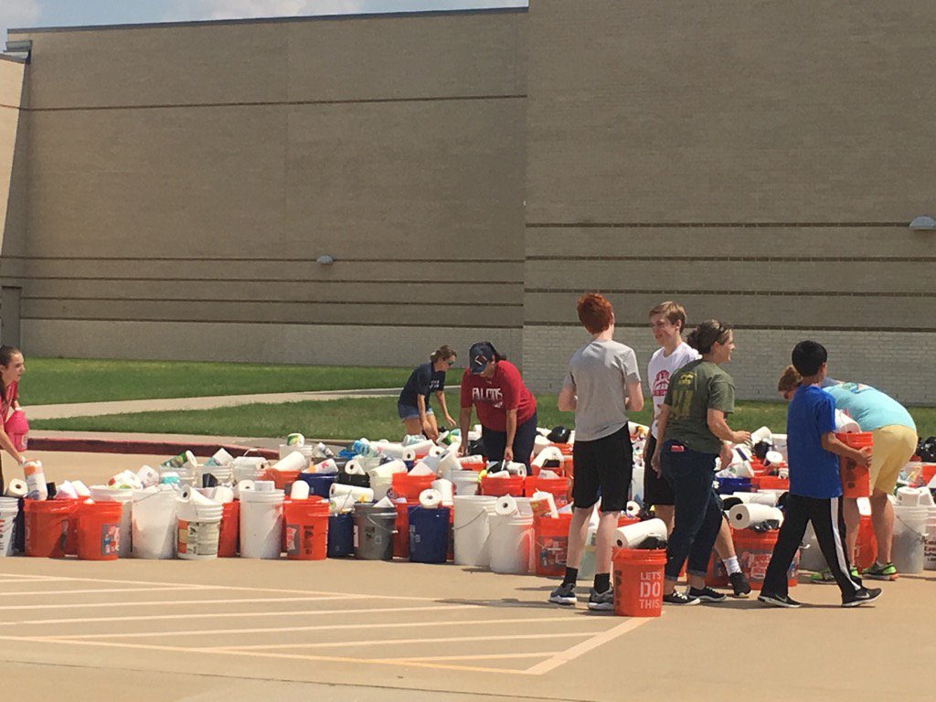 JulieKaeM's tweet photo. Fifteen minutes and we already have nearly 200 buckets ready to go.  Let's see if we can double that!!! https://t.co/Yzt5P8f9s4