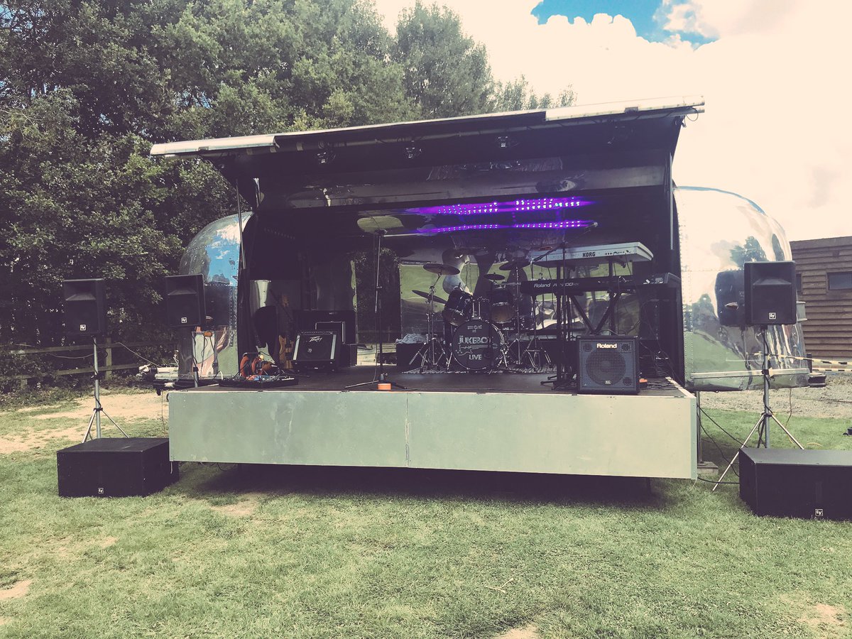 Played such a good <a href="/TheJukeboxLive/">Jukebox Live</a> show today on the coolest stage for <a href="/HeartSussex/">Heart Sussex</a> and <a href="/makenoise/">Global's Make Some Noise</a> 🎸🎤🥁