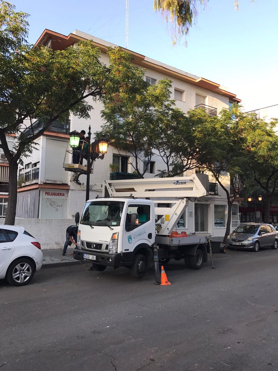 Reposición de alumbrado en la c/Camilo José Cela y Avenida de la Fontanilla #Marbella nos une <a href="/Ayto_Marbella/">Ayto. Marbella</a>  trabajando por nuestra ciudad.