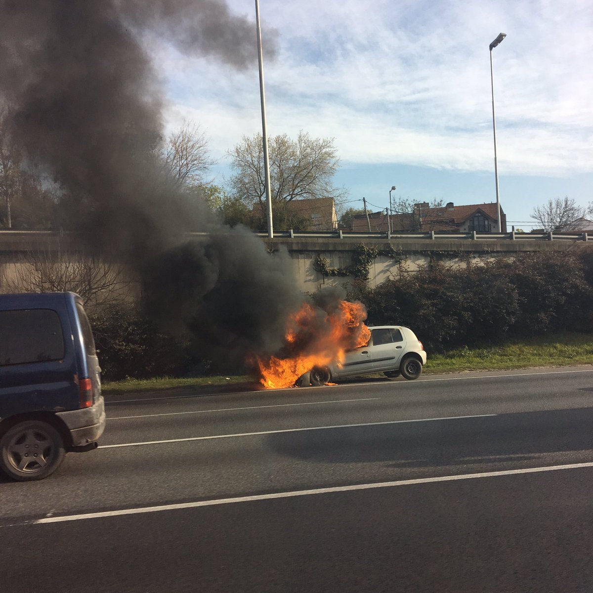 vachugarcia's tweet photo. @lapanaweb Auto incendiándose en ramal campana mano a CABA! 🙈 https://t.co/PCeiQTmzNP