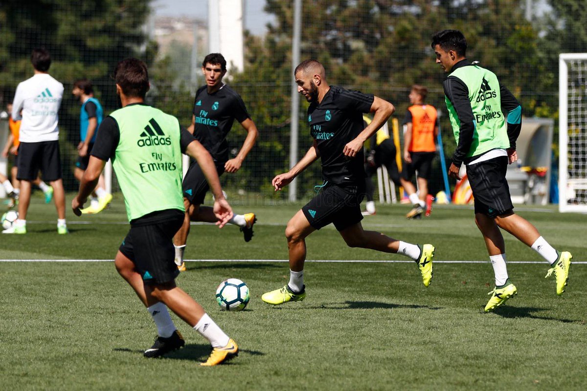 endimadrid1's tweet photo. Training | The available players trained with Castilla under the supervision of Zinedine Zidane and Santiago Solari. https://t.co/uXcTItoK7a