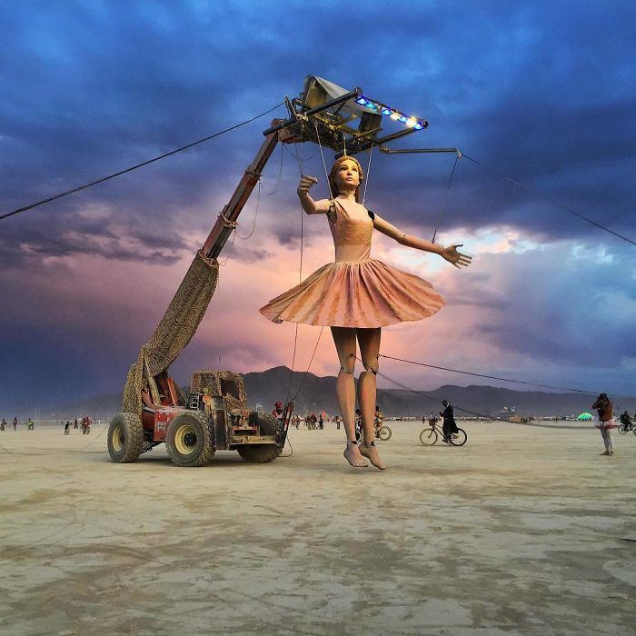 donttrythis's tweet photo. Some amazing makers at Burning Man. https://t.co/INUFpeR960 https://t.co/p84aYAXNgE