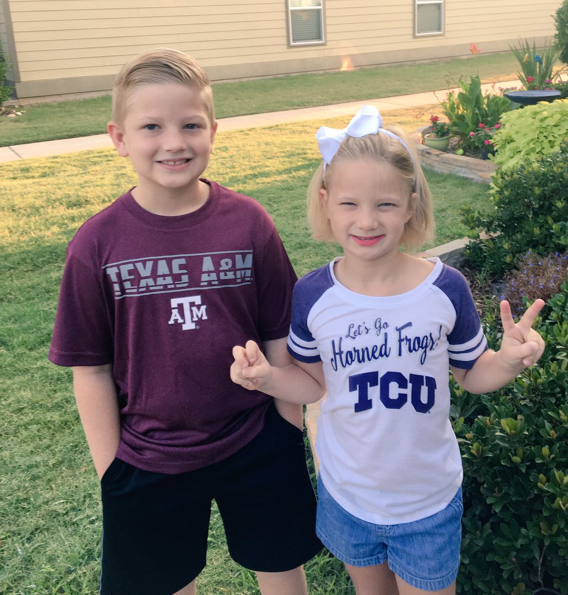 jennmadson's tweet photo. House divided #TCU #TexasA&amp;M @LoneStarElem #KISDcollegecolors https://t.co/CgxQ5D16g5