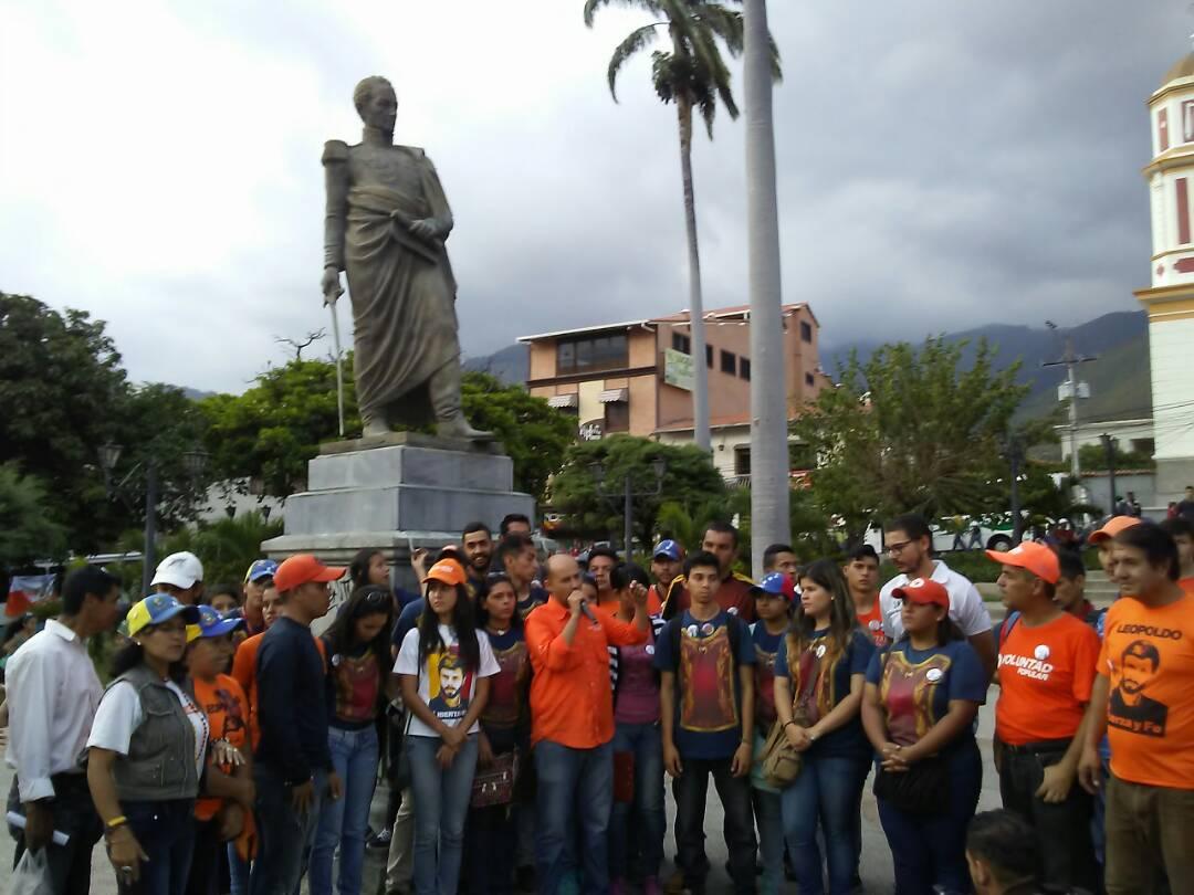MeridaVP's tweet photo. El equipo d @campoeliasjvp junto a @LawrenceACastro caminaron Ejido explicando porque #MeridaMereceMas. El #10Sep Vota Abajo, a la izquierda https://t.co/BL7yt8q3xY
