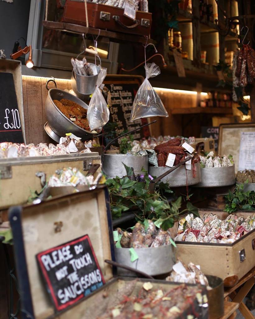 xameliax's tweet photo. Wandering through Borough Market wanting EVERYTHING!!!! 😍🍷🍰🥗
.
.
.
#picnic #foodforthought #tablesituation #forkye… https://t.co/sN4xQ8OxDl https://t.co/bUEGGK7BmU