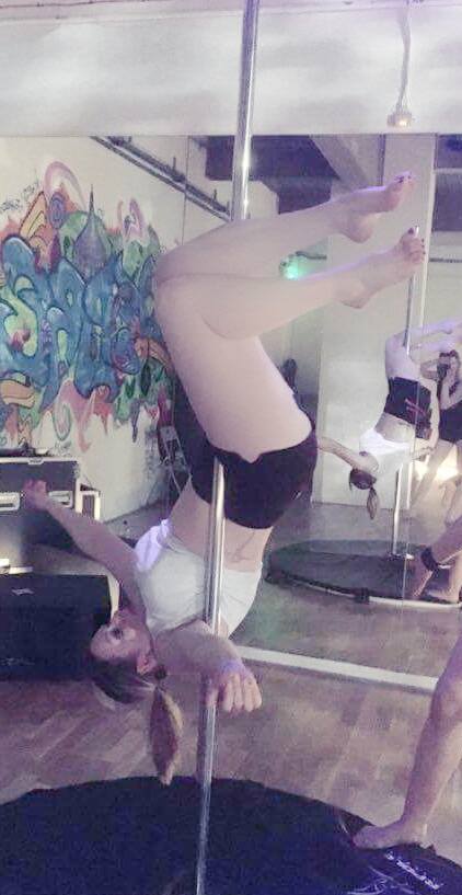 gollymissholly_'s tweet photo. This is the Gemini. Left photo: one year ago, right photo: last night. It's nice to have a record of how far I've come π#poleprogression https://t.co/5BPttuL94m