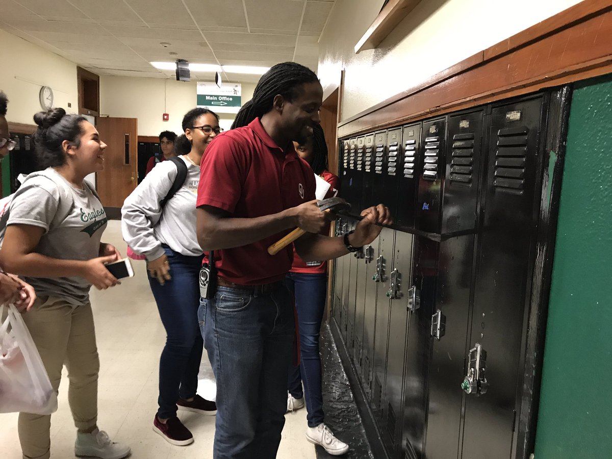 HCPMarionette's tweet image. Ah, Harding. #hcpeagles #fundingcuts #lockerprobs #onlyatHCP