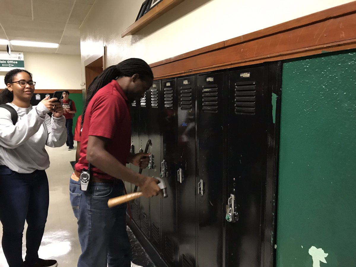 HCPMarionette's tweet image. Ah, Harding. #hcpeagles #fundingcuts #lockerprobs #onlyatHCP