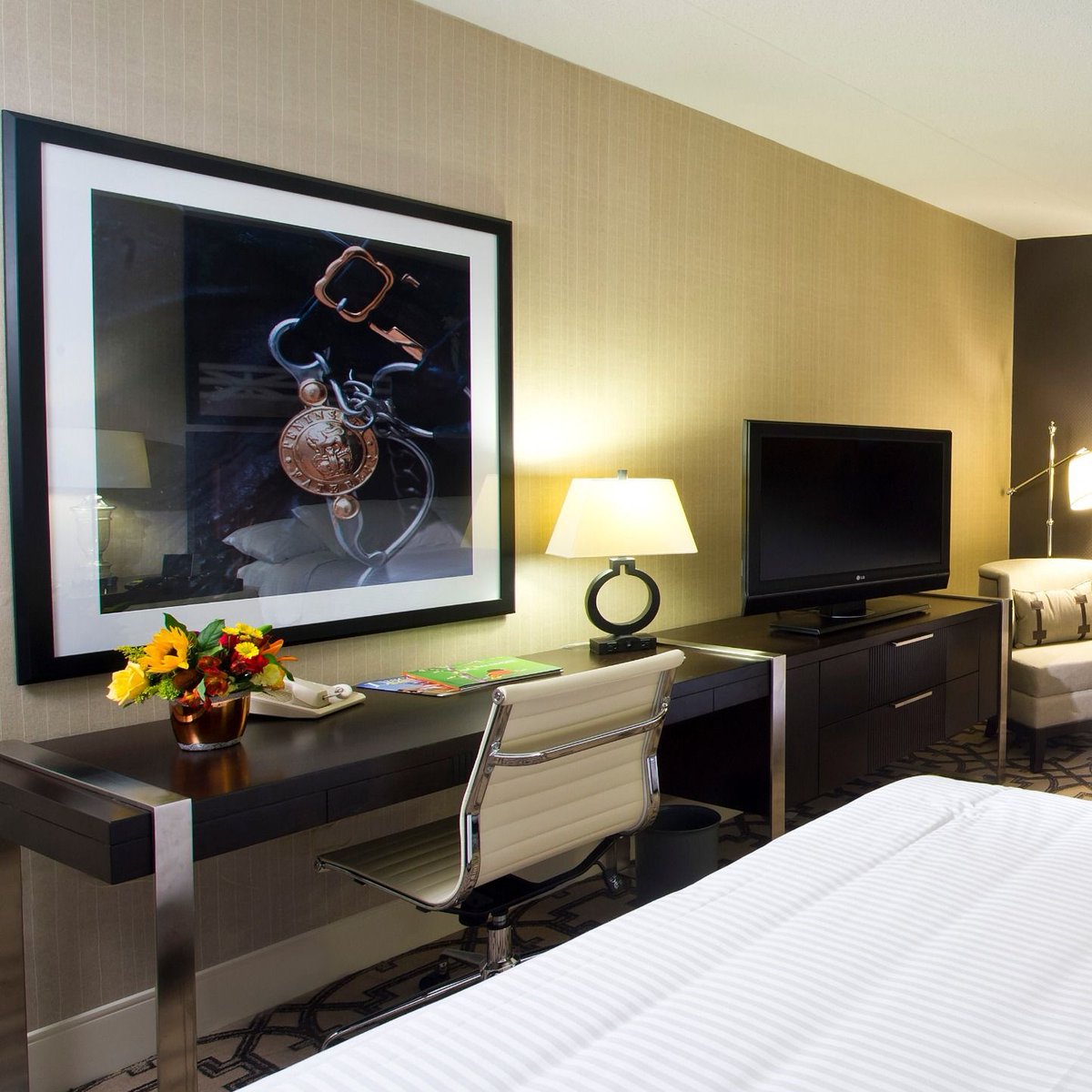 DeltaHuntValley's tweet photo. No matter how far you’ve come, we make sure you’re connected and comfortable.  https://t.co/G7Tdw3Aios #LaborDayWeekend #travel #hotel https://t.co/q24hn1Rwwp