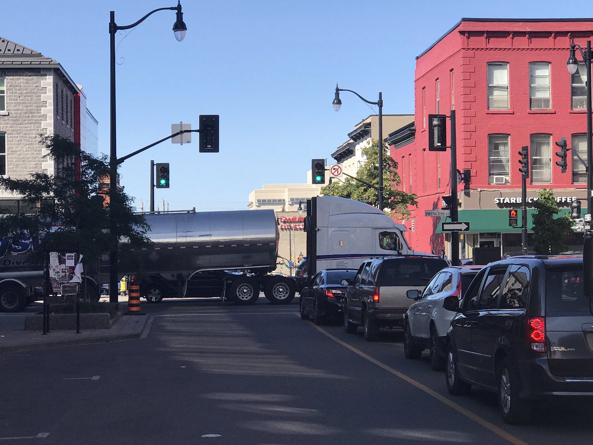 MitcheIIG's tweet photo. The 401 is closed. I better just park my semi in the middle of a intersection in downtown Kingston #ygk https://t.co/3BWD0qIgfz
