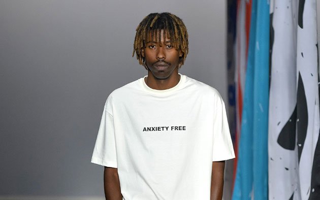 LilianPacce's tweet photo. A gente adorou essa camiseta #AnxietyFree da #CottonProject! Vem ver mais do desfile no link: https://t.co/jIOUNRjaNq https://t.co/ehGbOMdeSD
