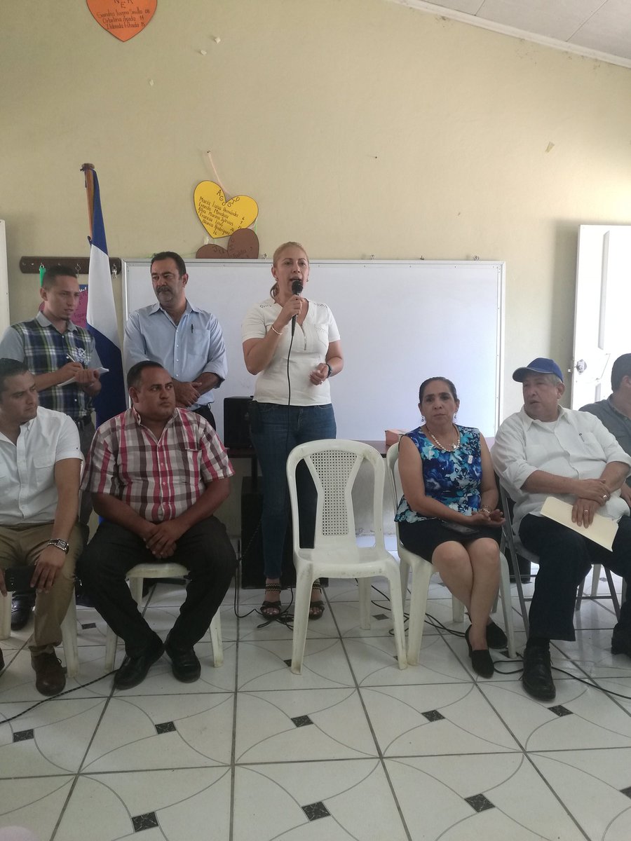 SaraMedinaHn's tweet photo. Gracias al Pte @JuanOrlandoH , varios centros educativos de #Danli y el #Paraiso serán beneficiados con reparaciones ! https://t.co/W53iByUvCW