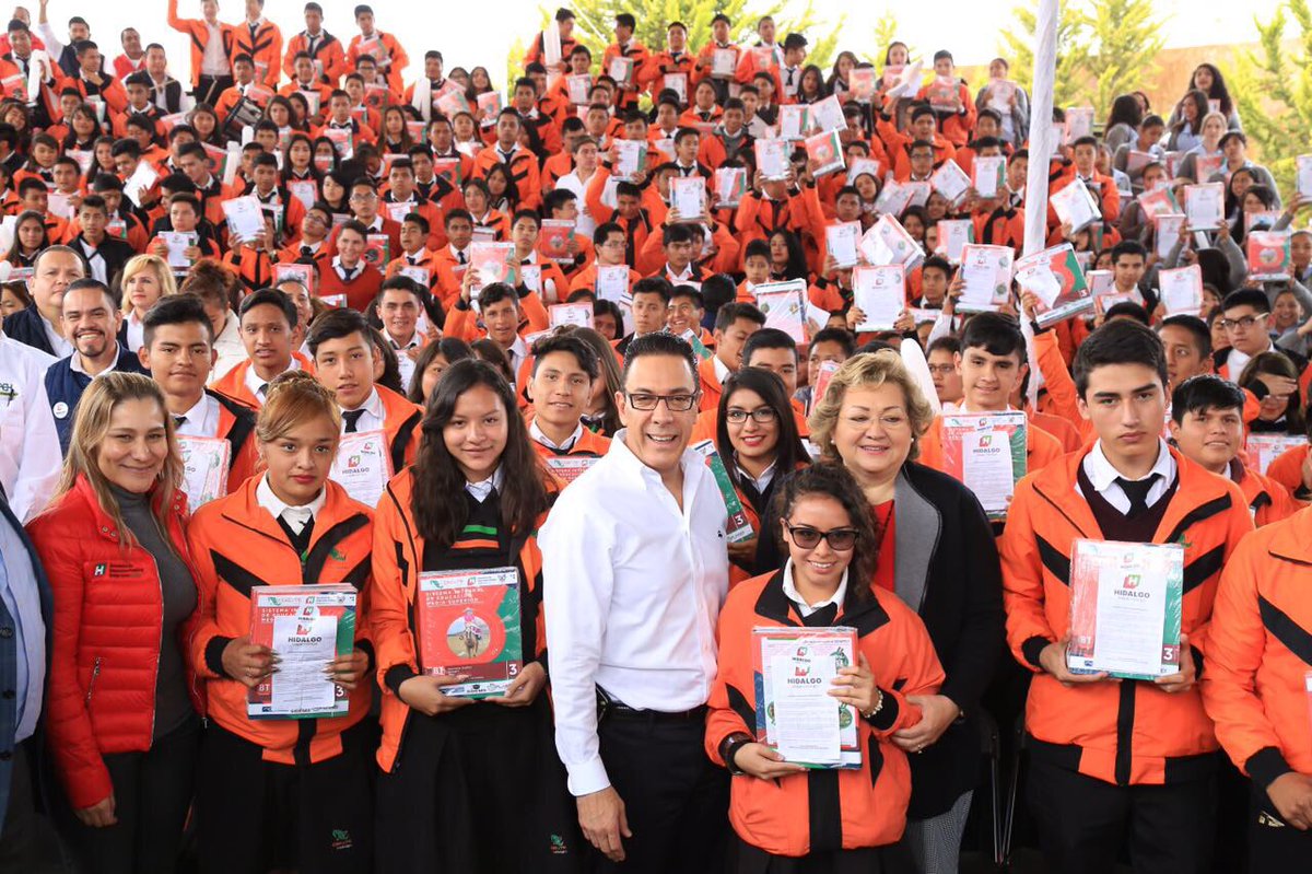 omarfayad's tweet photo. Entregué herramientas tecnológicas, libros de texto gratuitos y aulas virtuales a alumnos y docentes de educación media superior. https://t.co/9EgJs7683E