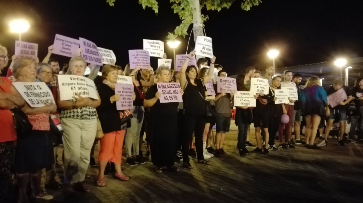 GRITA_Alcorcon's tweet photo. Recordamos a cada una de las mujeres asesinadas en 2017. No estamos todas Nos faltan las muertas. #NiUnaMenos #AlcorconFeminista https://t.co/BgGJ5HLXfZ