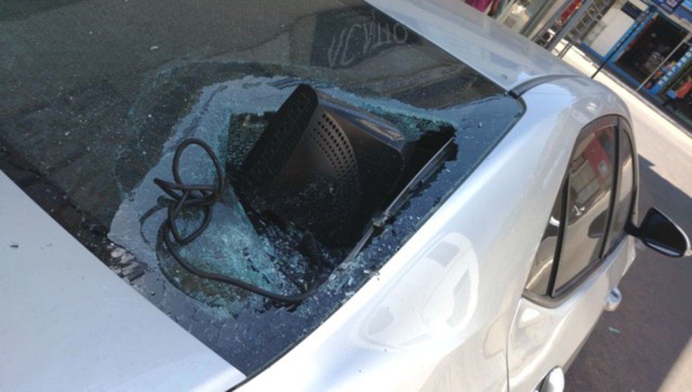 g1's tweet photo. Homem atira monitor de computador pela janela de escritório no interior de MG e acerta carro que estava estacionado https://t.co/zdpoTIKhrP https://t.co/Ih51OZuWeZ