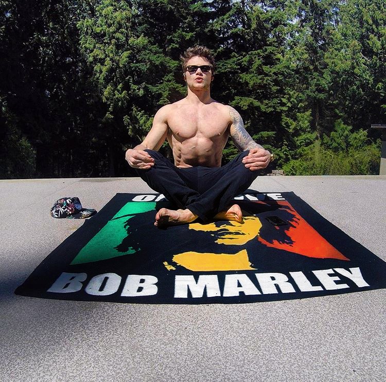 ReggaeKingShop's tweet photo. Soaking up the last bit of Summer.
Shop the shot: #OneLove tapestry, towel or blanket.
https://t.co/IAHeIdnTLE https://t.co/kRAUOWNrCs