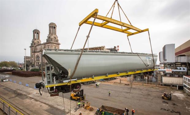 vidalSantaFe's tweet photo. Después de años esta volviendo el tren al interior del país, hoy llegaron los 3500 vagones de carga para el norte. #Cambiamos https://t.co/X01wpyAAE2