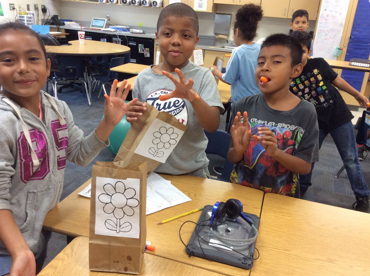 wilbersclass's tweet photo. Learning about bee pollination with cheetoh dust... busy bees! 🐝🌼 @theSMSD @Buffaloes_SMSD  @missbrockmeier @lisakraus11 https://t.co/qwBwgcxYpn