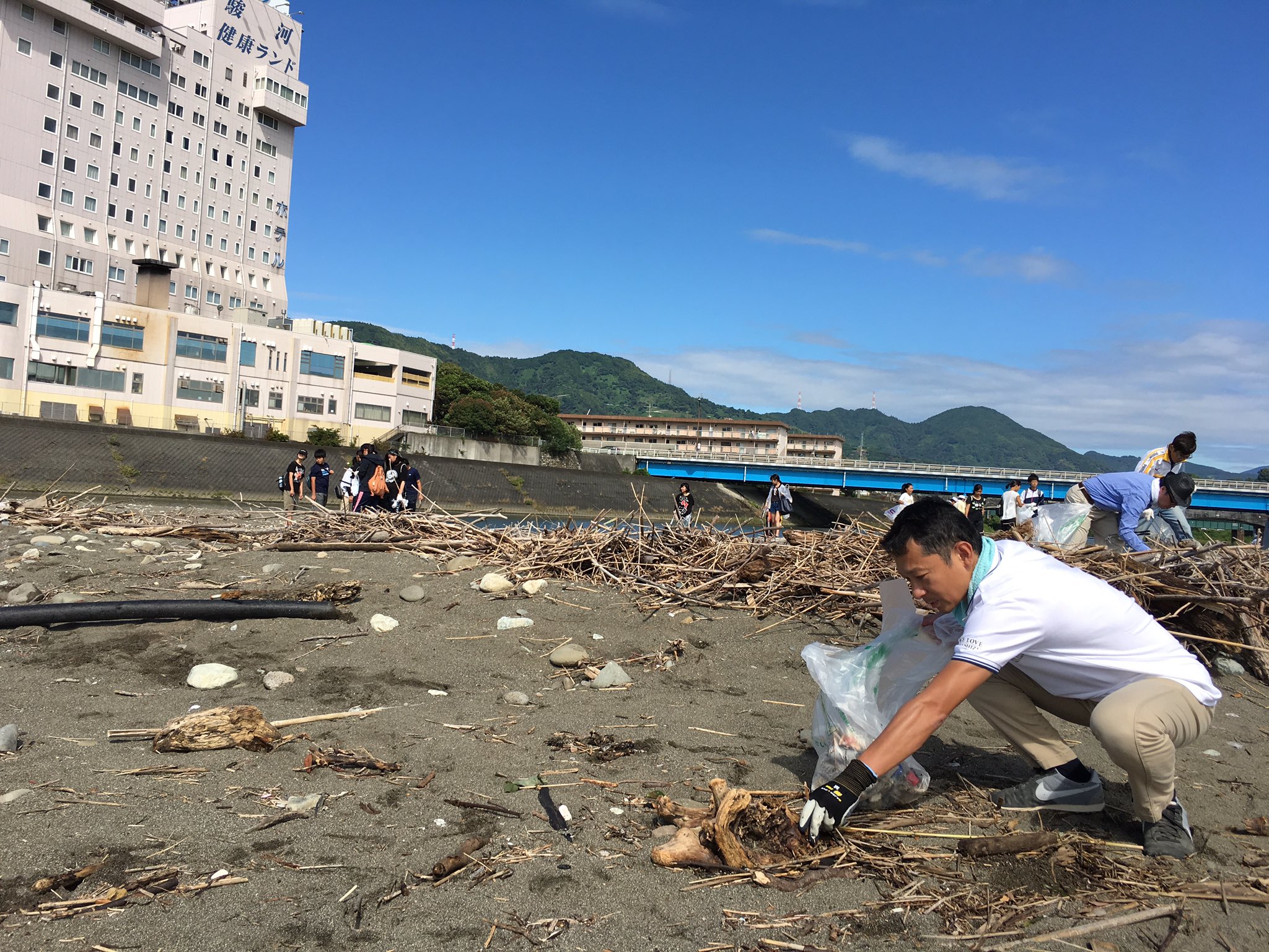 山梨 渉 川遊び qシーズンを終えてゴミが目立つこの時期に 毎年一斉にゴミ拾いを行う興津川クリーン作戦 興津川保全市民会議が中心となり中学生 自治会 企業 Npo 行政が一体となって実施しております 私は河口付近でゴミ拾い 海からプラスチック