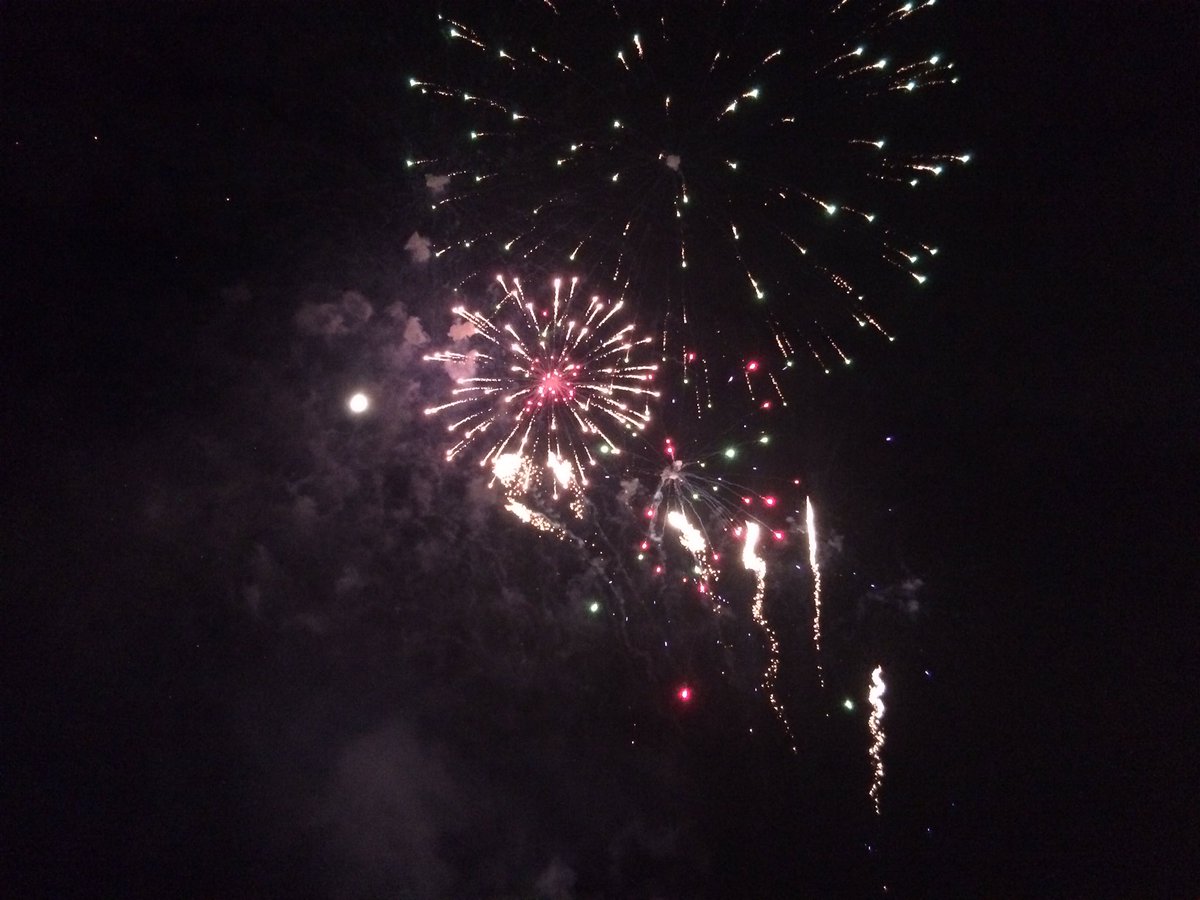 TheScalicis's tweet photo. Nothing like a fireworks show to end the summer 🎆🎇 Sorry to see it end though 😫 #NotReadyForFall #ByeByeSummer https://t.co/5WwQqXjUwr
