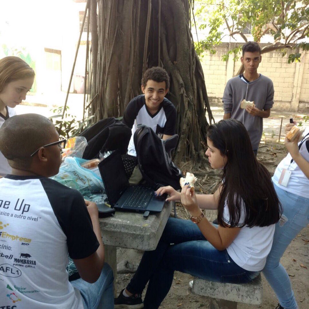 lineup_me's tweet photo. Nesta terça-feira(29), como não temos almoço na escola, a equipe de RH realizou um lanche antes da Assembleia de Acionistas. #ME2017 #JARJ https://t.co/S6D7McALq6