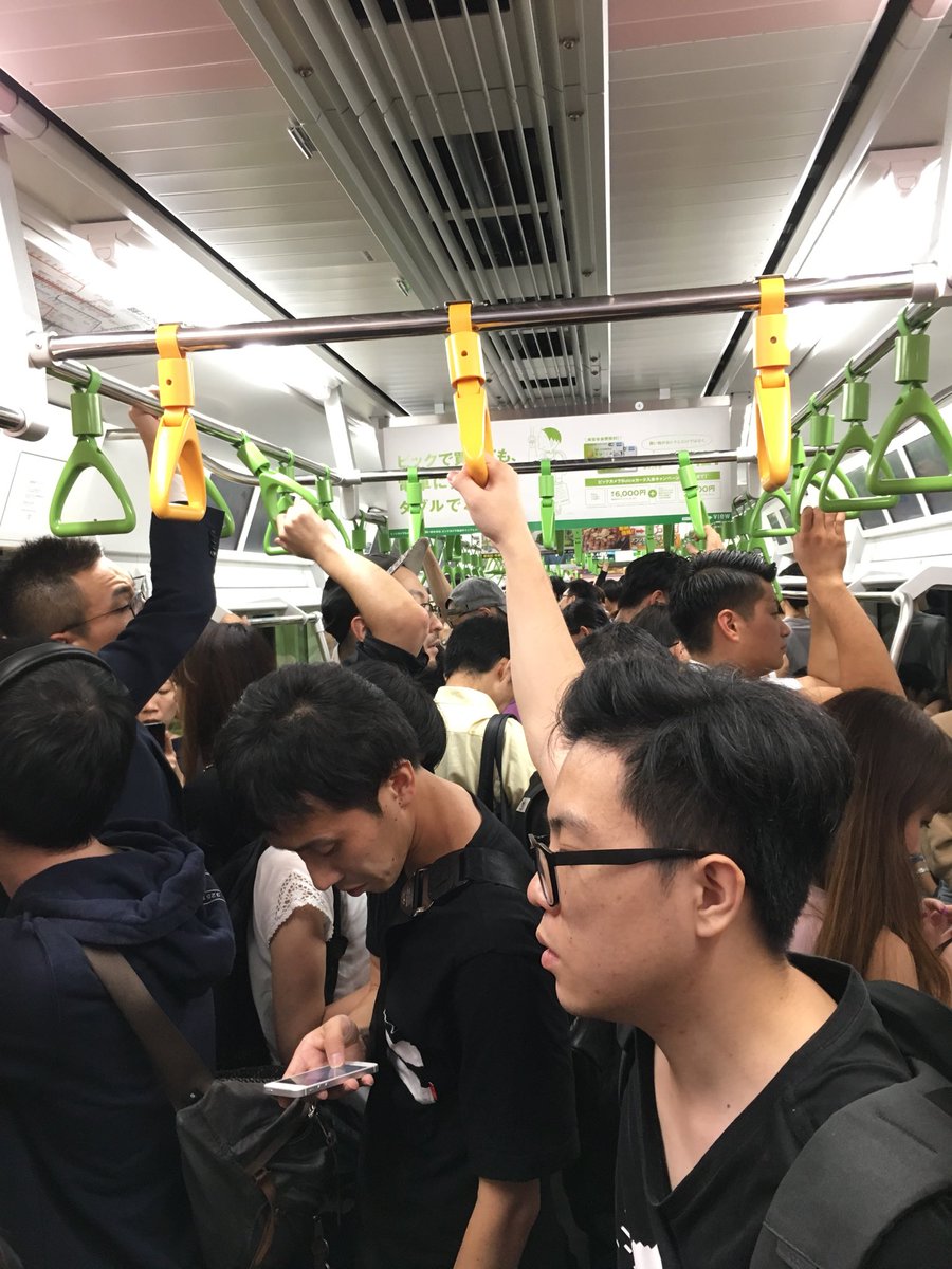 东京凌晨的电车还是有这么多人，震惊到了
