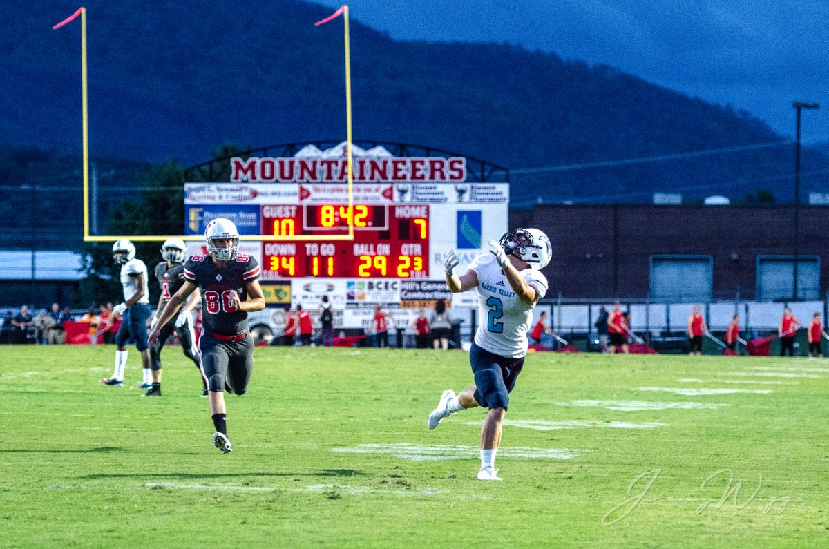 WiggsJeremy's tweet photo. @DeFurLuke @HVAAC @HVAYearbook @HVAstudentsect
Luke DeFur diving touchdown catch vs Heritage https://t.co/KEzGT0VgIL