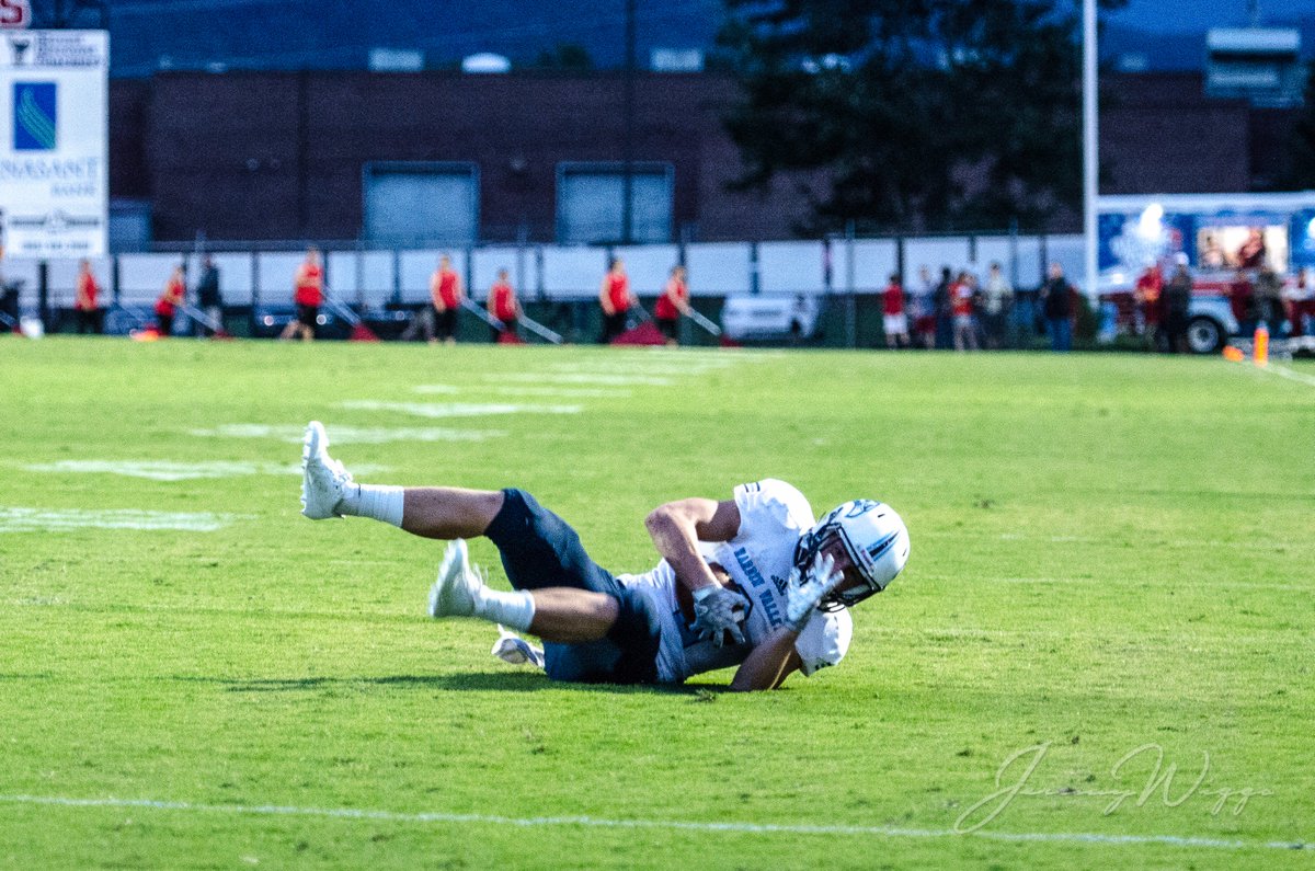 WiggsJeremy's tweet photo. @DeFurLuke @HVAAC @HVAYearbook @HVAstudentsect
Luke DeFur diving touchdown catch vs Heritage https://t.co/KEzGT0VgIL