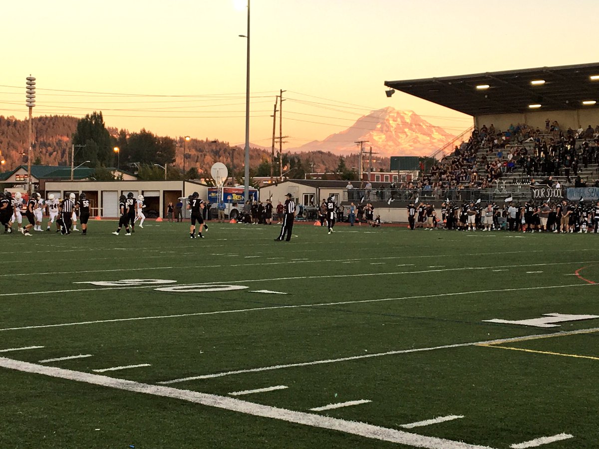 ChrisEgan5's tweet photo. What a night in Sumner! @SumnerSpartans @BonneyLake_HS #k5sports https://t.co/2vScoeHGMg