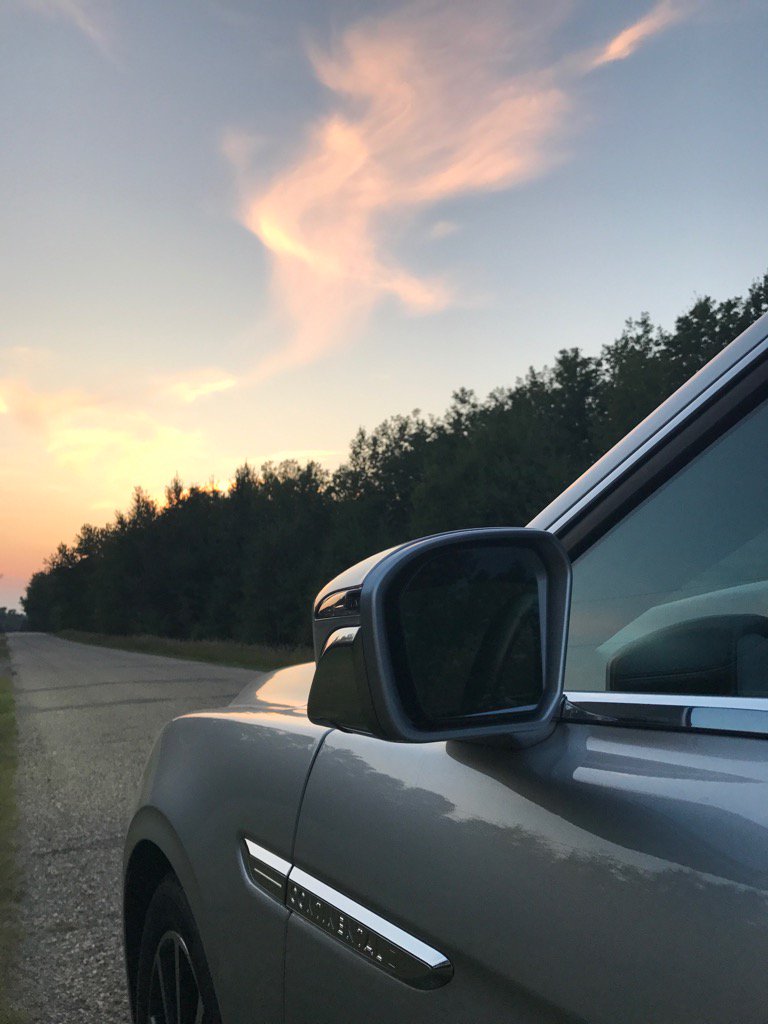 hollyroy's tweet photo. Beauty view of first Sept #sunset in #yeg @LincolnMotorCA https://t.co/Kmk00KM6ta