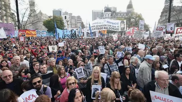 telefenoticias's tweet photo. Marcha a Plaza de Mayo en reclamo por la aparición de Santiago Maldonado. ESTA NOCHE EN #Noti20 todo lo que tenés que saber https://t.co/H9OMBc9Zx2