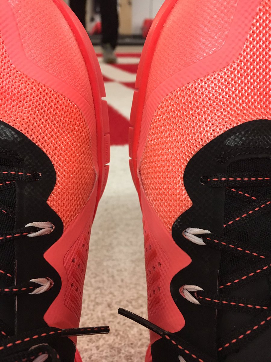 rizzchong's tweet photo. Not even 2 wks since I got these and they're coming apart. 2 weeks til my comp too. Not impressed @Nike @nikesportswear. #sendanotherpls https://t.co/IO0ZcmdUfN