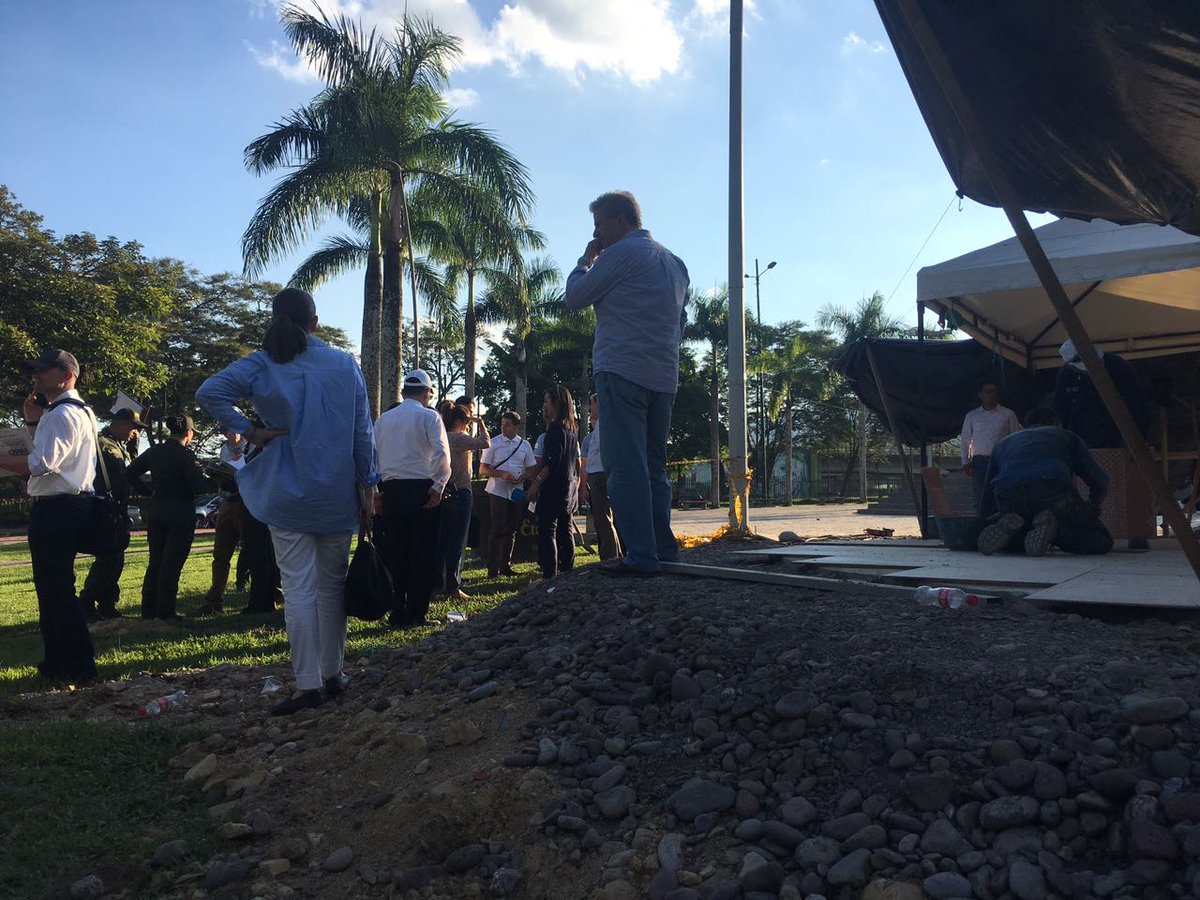 AngelaMaria29's tweet photo. Junto a la cruz de la reconciliación en Villavicencio @elpapacol sembrará el árbol de la vida. Continuamos revisando cada detalle #ModoPapa https://t.co/L6q8FMjrdm