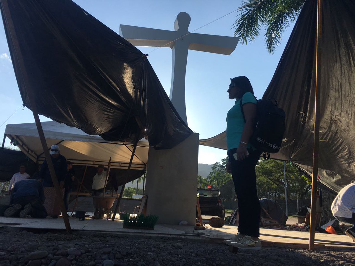 AngelaMaria29's tweet photo. Junto a la cruz de la reconciliación en Villavicencio @elpapacol sembrará el árbol de la vida. Continuamos revisando cada detalle #ModoPapa https://t.co/L6q8FMjrdm