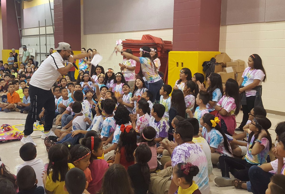 gbanda9's tweet photo. @dovalinaLISD Fun #ARkickoff..groovy 5th graders won spirit stick. Awesome poster. Awesome shirts. #teamwork https://t.co/oFhd4sZxiI