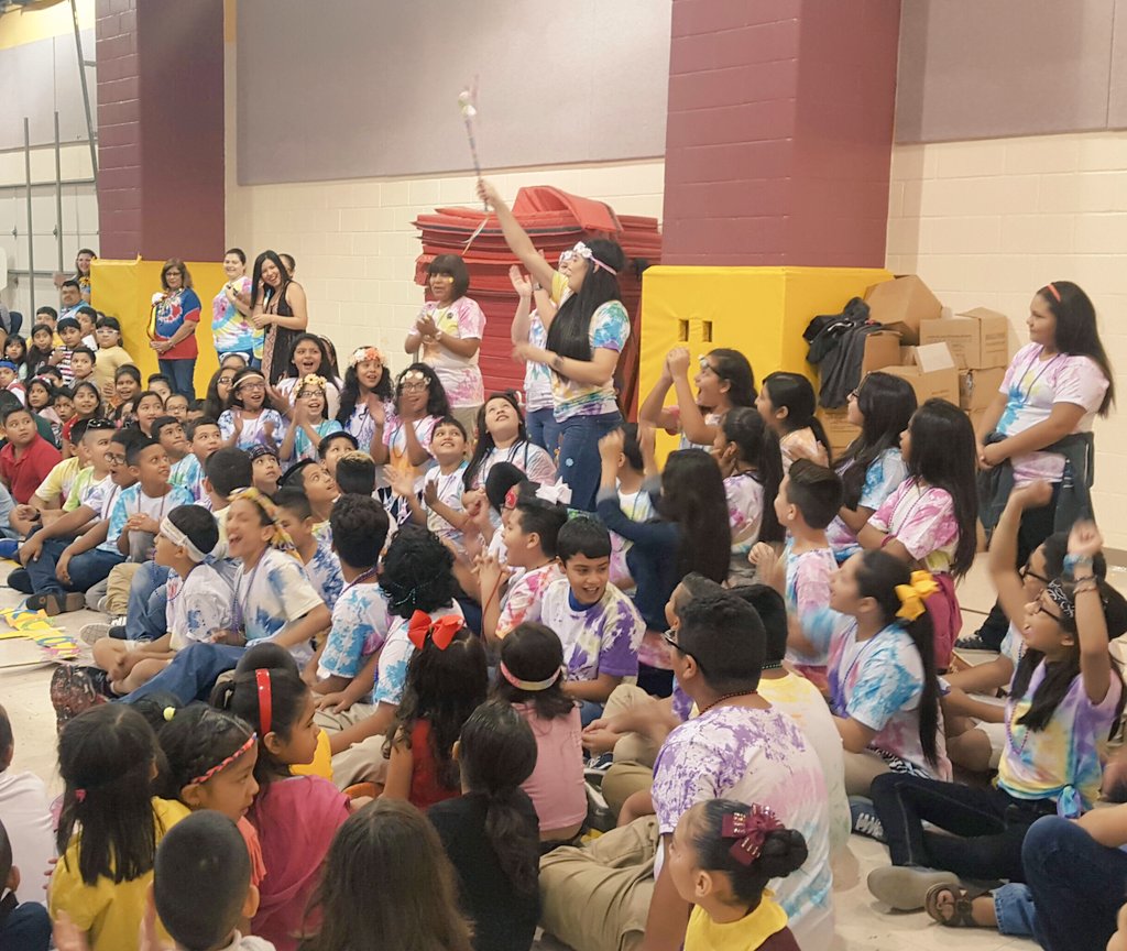 gbanda9's tweet photo. @dovalinaLISD Fun #ARkickoff..groovy 5th graders won spirit stick. Awesome poster. Awesome shirts. #teamwork https://t.co/oFhd4sZxiI