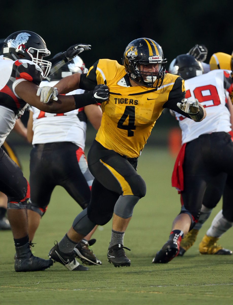 Pioneer_Press's tweet photo. Olsi Rama does it all for Elmwood Park football team https://t.co/yso56iZdCM #PioneerSports https://t.co/zVWeTrImw5