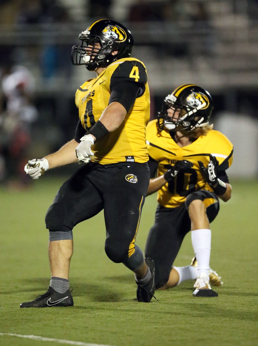 Pioneer_Press's tweet photo. Olsi Rama does it all for Elmwood Park football team https://t.co/yso56iZdCM #PioneerSports https://t.co/zVWeTrImw5