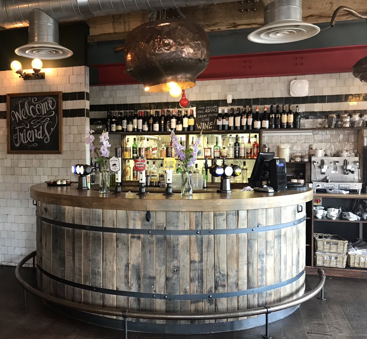 JoBrettAD's tweet photo. Lunch overlooking the Thames๐ด๐บ@OneOverTheAit @Fullers #oneovertheait #fullerspub #riverthames #lovelondon #thisislondon #london #travel https://t.co/ze8IAWmczL